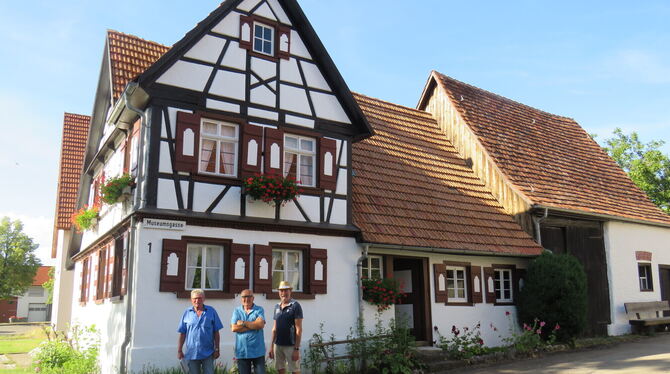 Vor dem Dorfmuseum (von links): Horst Lamparth, Robert Emele und Adelbert Barth.