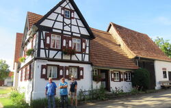 Vor dem Dorfmuseum (von links): Horst Lamparth, Robert Emele und Adelbert Barth.