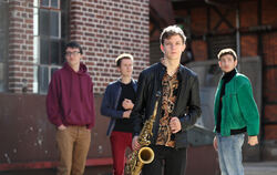 Der Jazzsaxofonist Jakob Manz mit seiner Band The Jakob Manz Project auf einem Pressefoto. Am 6. August kommt er zum Hafensounds