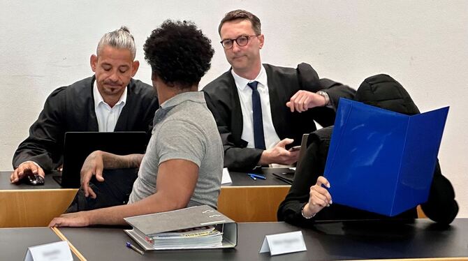 Justizbeamtin wegen Handy-Schmuggels in JVA vor Gericht Justizbeamtin wegen Handy-Schmuggels in JVA vor Gericht