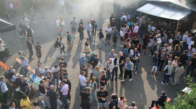 Schule, Eberhard-Gymnasium, Bad Urach Auf dem Schulhof herrschte ein reges Kommen und Gehen. FOTO: OECHSNER