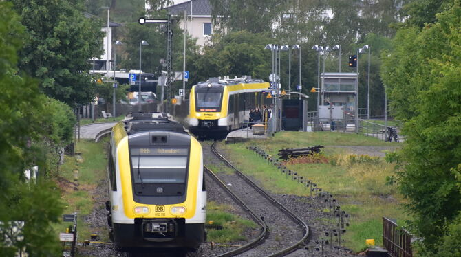 Noch ist der Mössinger Bahnhof zweigleisig. Aber in zehn Jahren sollen vier Schienenstränge parallel verlaufen. FOTO: MEYER Noch ist der Mössinger Bahnhof zweigleisig. Aber in zehn Jahren sollen vier Schienenstränge parallel verlaufen. FOTO: MEYER