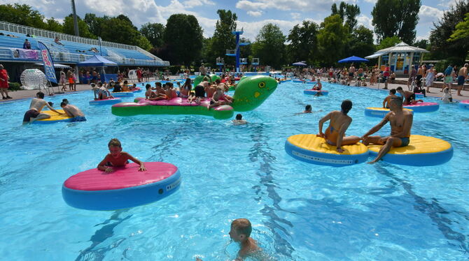 Feuchtfröhliches Vergnügen: Beim Freibadfest locken wie in früheren Jahren viele Attraktionen in und an den Becken.  FOTO: MEYER