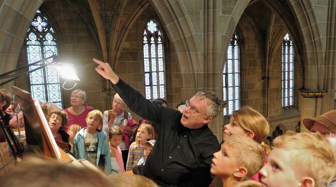torsten wille orgelsommer familienkonzert orgelerläuterung Kantor Torsten Wille erklärt jungen Besuchern des Familienkonzerts die Große Orgel der Marienkirche.