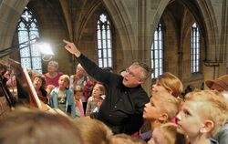 Kantor Torsten Wille erklärt jungen Besuchern des Familienkonzerts die Große Orgel der Marienkirche.