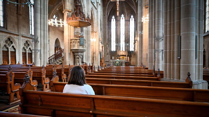 Die Kirchenbänke bleiben leer: Immer weniger Menschen gehen regelmäßig in die Kirche.