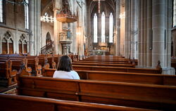 Die Kirchenbänke bleiben leer: Immer weniger Menschen gehen regelmäßig in die Kirche. 