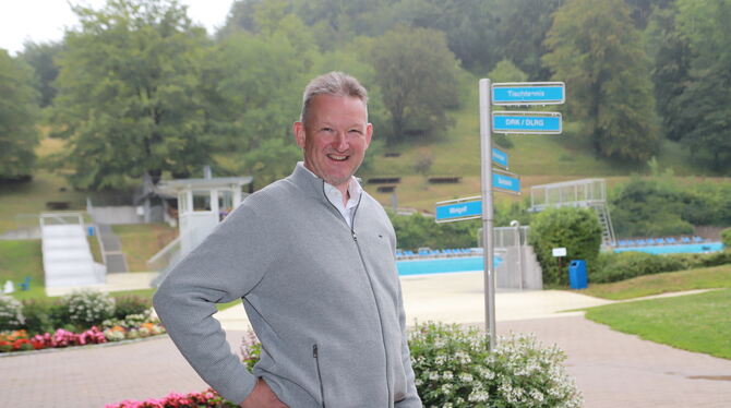 Auf das Freibad ist Eningens Bürgermeister Alexander Schweizer sehr stolz. FOTO: REISNER