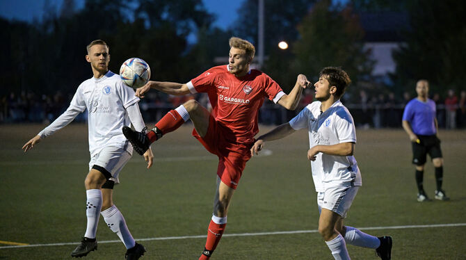 Im letzten Punktspiel in Ofterdingen gewinnt der TSV (links: Lukas Neth) gegen die Young Boys (rechts: Albert Silov) mit 4:3.  F