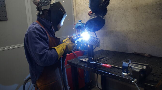 Ein Gefangener schweißt in der Metallwerkstatt der JVA Rottenburg