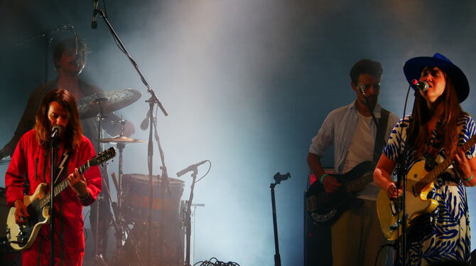 Zwischen Bonaparte und Sophie Hunger knistert die Luft im Reutlinger Echaz-Hafen.