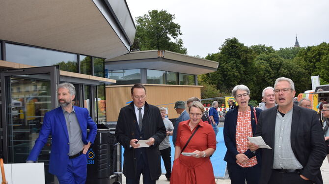 »Freude schöner Götterfunken« (von links): OB Boris Palmer, Regierungspräsident Klaus Tappeser, Projektleiterin Katrin Korth, St