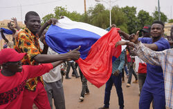 Anhänger der Putschisten im Niger schwenken während einer Demonstration die russische Flagge. 