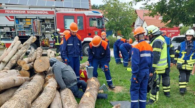 24-Stunden-Dienst: Die Mitglieder der Jugendfeuerwehr Sonnenbühl absolvieren einen Tag lang spannende Einsätze.  FOTOS: FEUERWEH