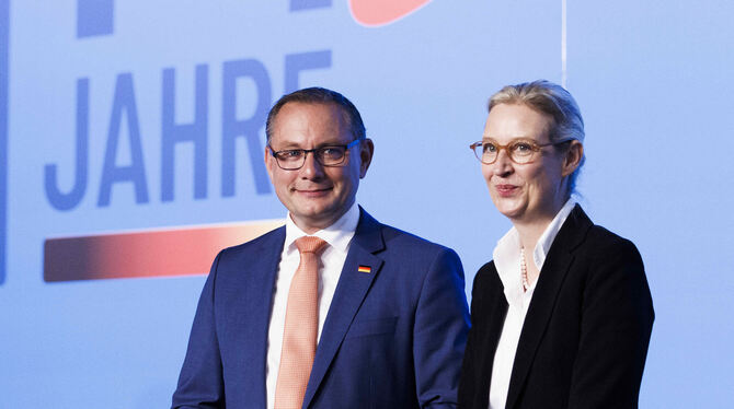 Angesichts guter Umfragewerte starten die AfD-Parteivorsitzenden Tino Chrupalla und Alice Weidel gut gelaunt in den Parteitag.