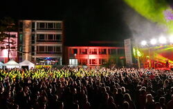 Höhepunkt am Samstagabend:Tausende feiern die österreichische Indieband »Please Madam«.  FOTOS: MEYER