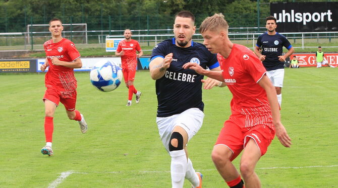 Die Young-Boys-Legende Panagiotis Nakos (links) erzielt im Derby beim TSV Ofterdingen das Goldene Tor zum 1:0-Sieg. Rechts: Jul