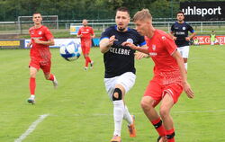  Die Young-Boys-Legende Panagiotis Nakos (links) erzielt im Derby beim TSV Ofterdingen das Goldene Tor zum 1:0-Sieg. Rechts: Jul