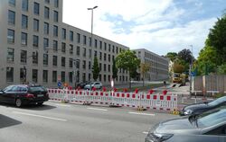 Die Zufahrt in die Alteburgstraße von der Konrad-Adenauer-Straße ist wegen der Sanierung des Fahrbahnbelags bis auf Weiteres ges
