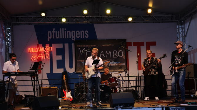 Die Band Mocambo Texas Blues mit Hannes Oppl an den Keyboards (links) begeisterte das Publikum in der Neuen Mitte Pfullingen.  F