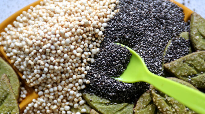 Chia-Samen (dunkel), Quinoa-Pops und Plätzchen mit Matcha: Superfoods sollen besonders gesund sein.  FOTO: WEIHRAUCH/DPA