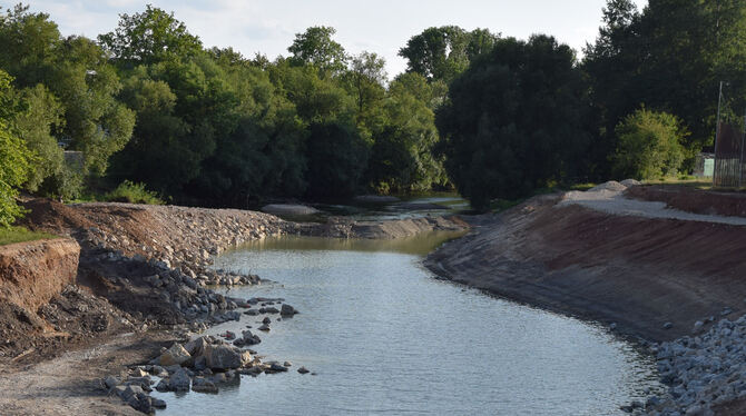 Das Flussbett des Neckars soll hinter dem Tübinger Stauwehr vielgestaltig werden. Das ist jetzt schon zu erkennen. FOTOS: WALDER