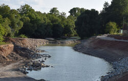 Das Flussbett des Neckars soll hinter dem Tübinger Stauwehr vielgestaltig werden. Das ist jetzt schon zu erkennen. FOTOS: WALDER