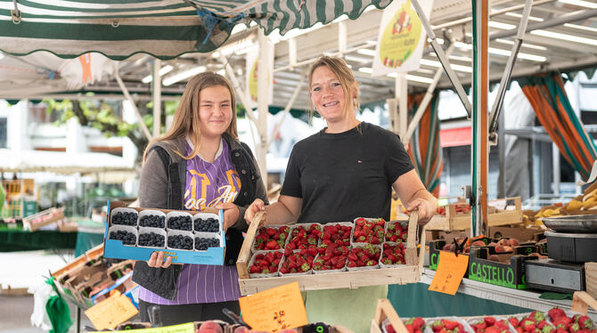 Die Letzten der Sommersaison: Heidel- und Erdbeeren aus regionalem Freilandanbau - hier von den beiden Beschickerinnen Britta Ku