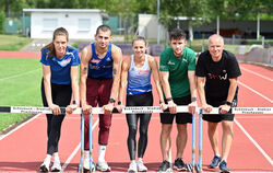Die Pliezhäuser 400-Meter-Hürden-Trainingsgruppe: (von links) Lotta Mage, Constantin Preis, Melanie Böhm, Timo Koch, Trainer Seb