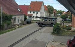 Spezialkräfte mit Panzerfahrzeug unterstützten die Münsinger Polizei bei einer Hausdurchsuchung in Mehrstetten.