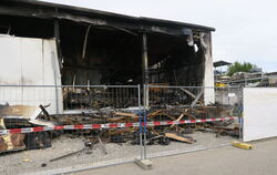 In der Halle des Bauunternehmens Steinhart hat es am Samstag gebrannt. Dabei ist ein Schaden von zwei Millionen Euro entstanden.