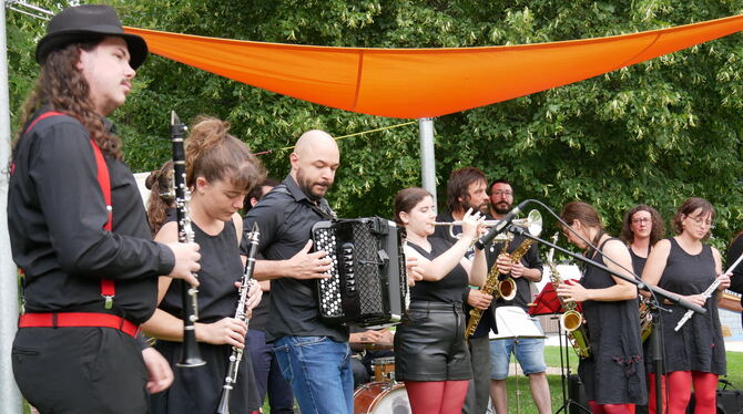 Die Brass-Band La Marmite de Roselyne aus Münsingens französischer Partnerstadt Beaupréau gab im Freibad ein Benefizkonzert fürs