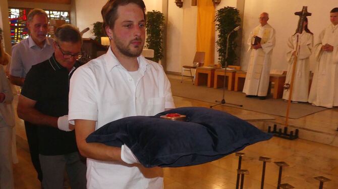 Berührender Augenblick: Der Vorsitzende des  Riederich-Teams, Valentin Bicker trägt die aus dem Altar entnommene Reliquie in die
