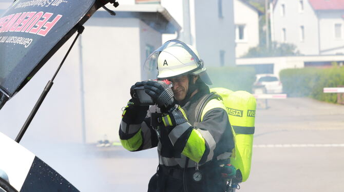 E-Mobilität_Feuerwehr_Training_1 Beim Brand eines E-Autos kommt zwingend eine Wärmebildkamera zum Einsatz, hier ein Feuerwehrmann bei einer entsprechenden Übung