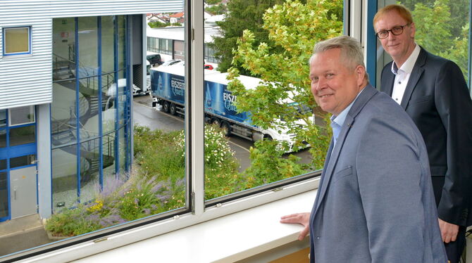 Blick aus dem Chefzimmer auf Abfüllungsgebäude und Logistik von Romina: die GeschäftsführerStefan Gugel (vorne) und Achim Jarck.
