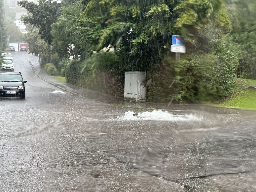 In der Alteburgstraße in Reutlingen sprudelt das Wasser aus den Gullys.