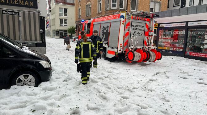 Hagel lag in der Reutlinger Innenstadt bis zu 30 Zentimeter hoch.