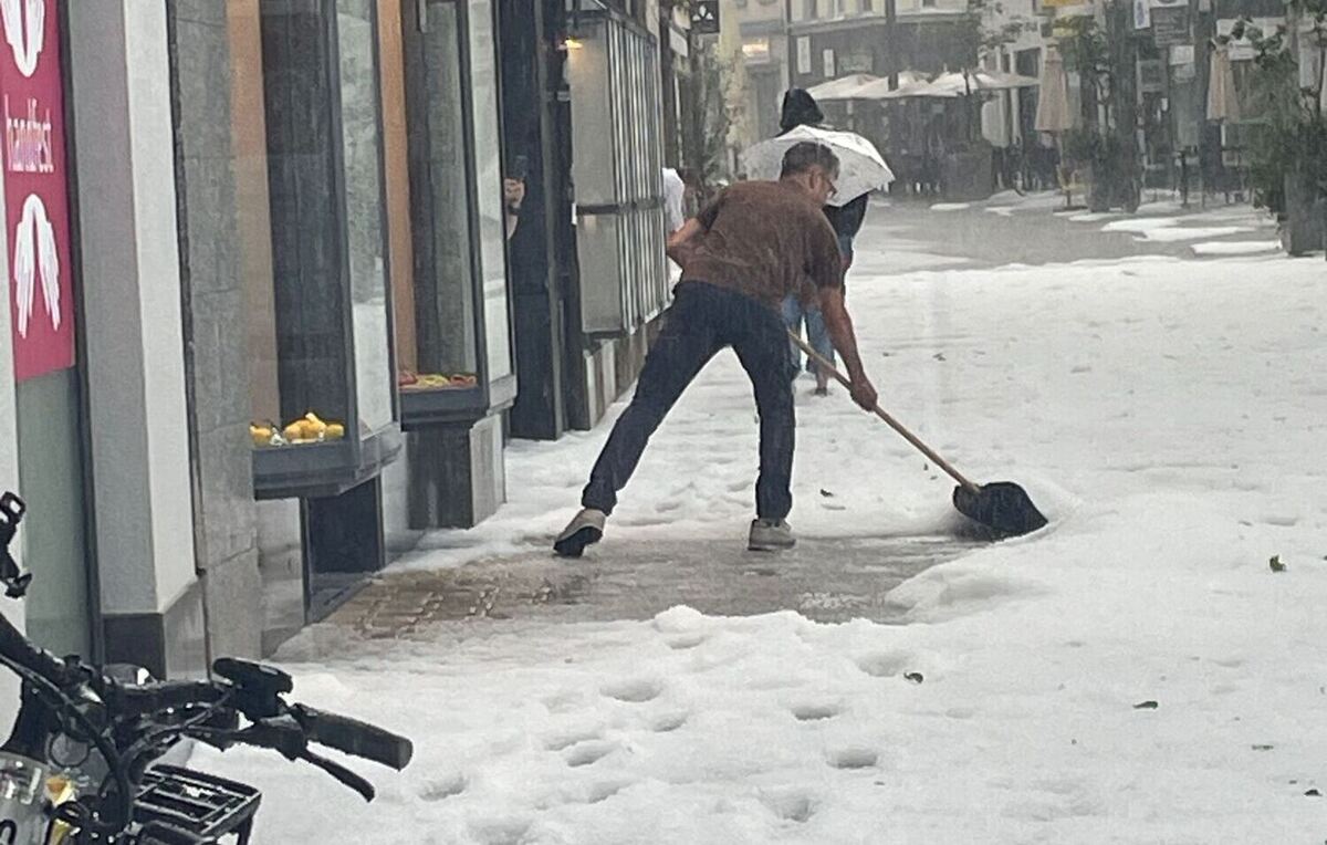 Schneeschippen im Sommer in der Reutlinger Wilhelmstraße.
