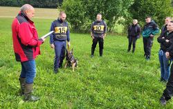 Bei der Landesmeisterschaft des Vereins für Deutsche Schäferhunde wurden Punkte bei der Fährtensuche gesammelt. FOTO: BLOCHING