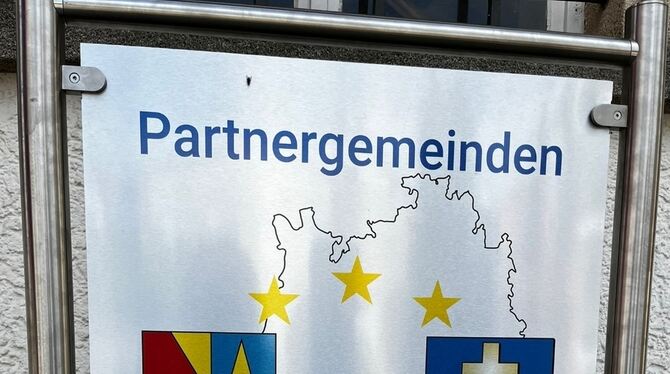 Die Partnergemeinden Wittlingen im Landkreis Lörrach und Wittlingen in Bad Urach auf einem Schild.  FOTO: STADT