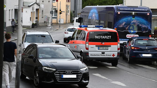 Ein Notarzteinsatzwagen bahnt sich seinen Weg durch den Reutlinger Stadtverkehr.  FOTO: ZENKE