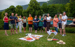 So schmeckt Dettingen: Die Ehrenamtlichen der Arbeitsgruppe trafen sich zu einem internationalen Picknick im Freibad FOTO: CHERN