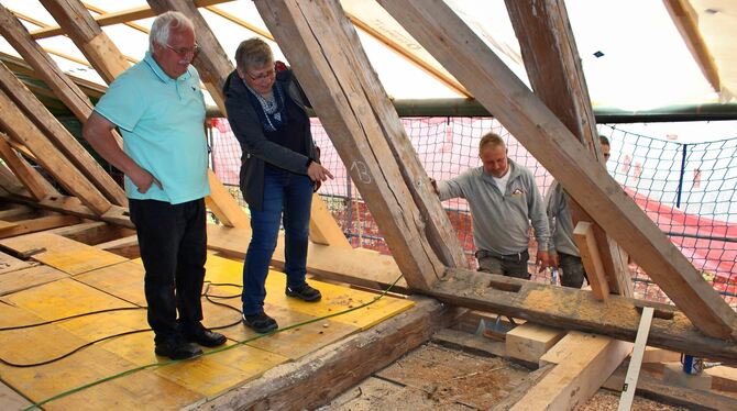 Diakon Rudolf Tress (links) und Architektin Stefanie Mayer besehen die neuen Balken, die die Zimmerei Böhler eingefügt hat