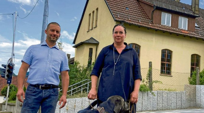 Florian Düsterwald und Ellen Weinmann mit Jaro. FOTO: MUCH Florian Düsterwald und Ellen Weinmann mit Jaro. FOTO: MUCH