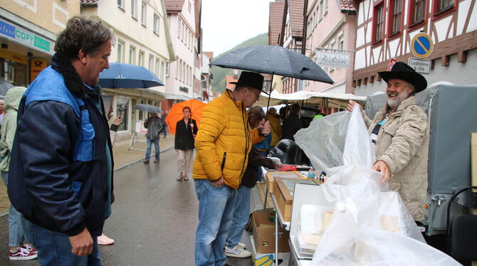 Mal regnete es, dann hörte es wieder auf: Für die Händler gab's viel zu tun, immer wieder mussten die Waren mit Planen geschützt
