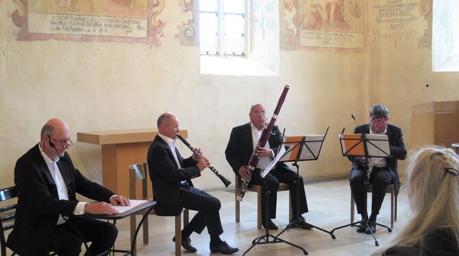 Sprecher Klaus-Dieter Mayer (links) und das Trio Château bei ihrer Konzertlesung im Rahmen von Musica Antiqua Reutlingen in der