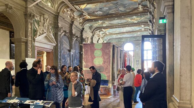 Blick in die Fondazione Prada bei der Künstler-Preview der Ausstellung »Everybody Talks About The Weather«.