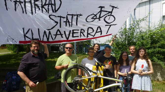 Das E-Team des Karl von Frisch Gymnasiums bei der Einweihung der neuen Radservicestation auf dem Schulhof.  FOTO: M. FRIEDERICH
