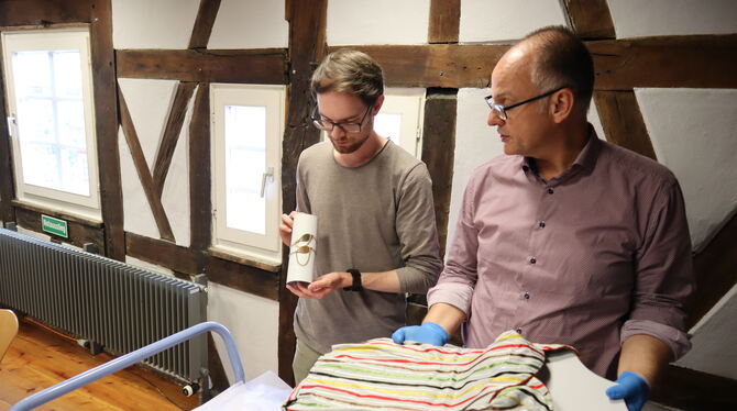 Der wissenschaftliche Volontär Seven-Jan Reinacher (links) präsentiert zwei Badearmbänder, bei deren Beschaffung der Reutlinger