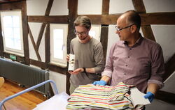 Der wissenschaftliche Volontär Seven-Jan Reinacher (links) präsentiert zwei Badearmbänder, bei deren Beschaffung der Reutlinger 
